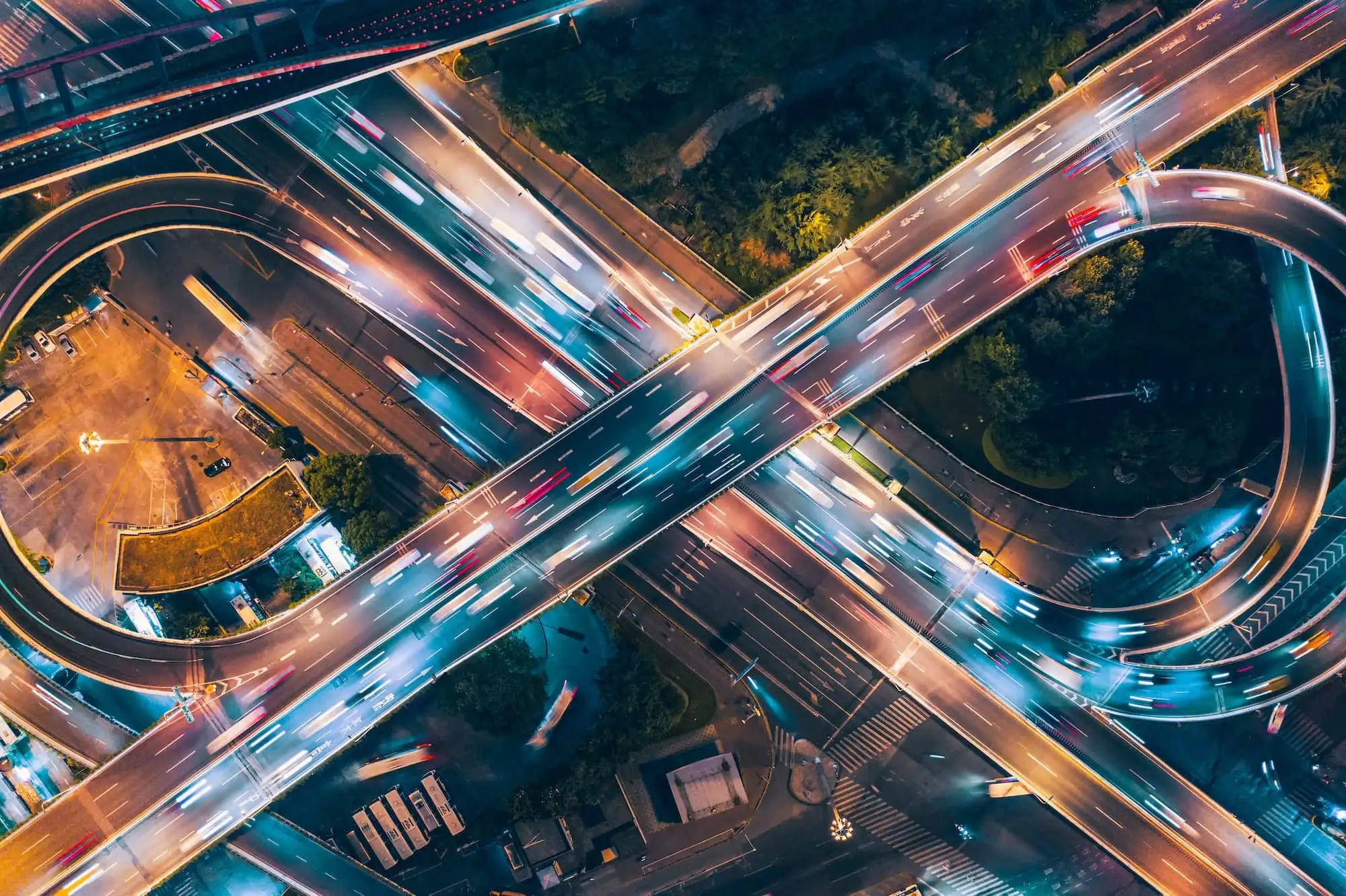 Aufnahme eines Autobahnkreuzes von oben