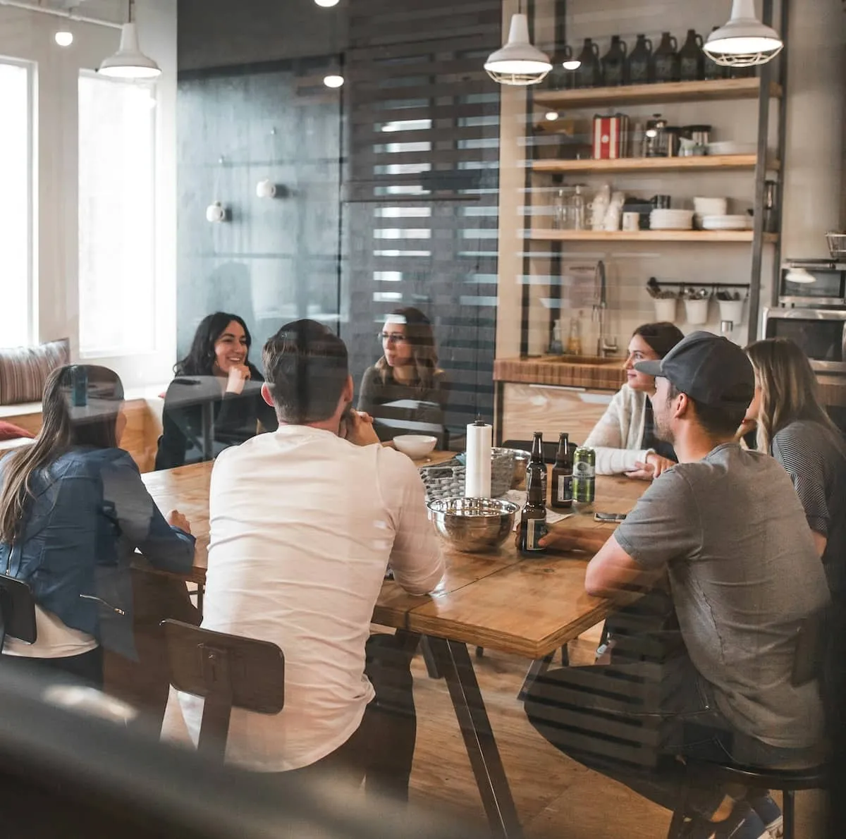 Büromitarbeiter sitzen im Kreis
